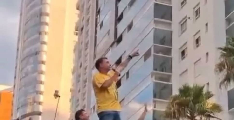 Tentativa de homIcídio, diz Flávio Bolsonaro após carreata ser atingida por ovos