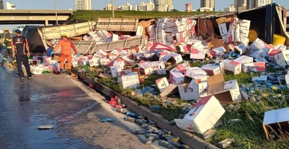 Carreta tomba na GO-020, derrama óleo e causa congestionamento em Goiânia