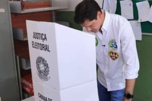 Daniel Vilela vota em Goiânia e destaca campanha de diálogo com os goianos