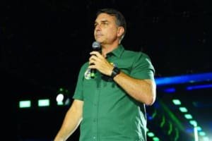 Flávio Bolsonaro cruza fronteira argentina e segue para o Equador