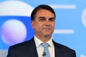 Flávio se diz 'presidente eleito', apaga post e passa a se chamar de 'líder do Brasil'