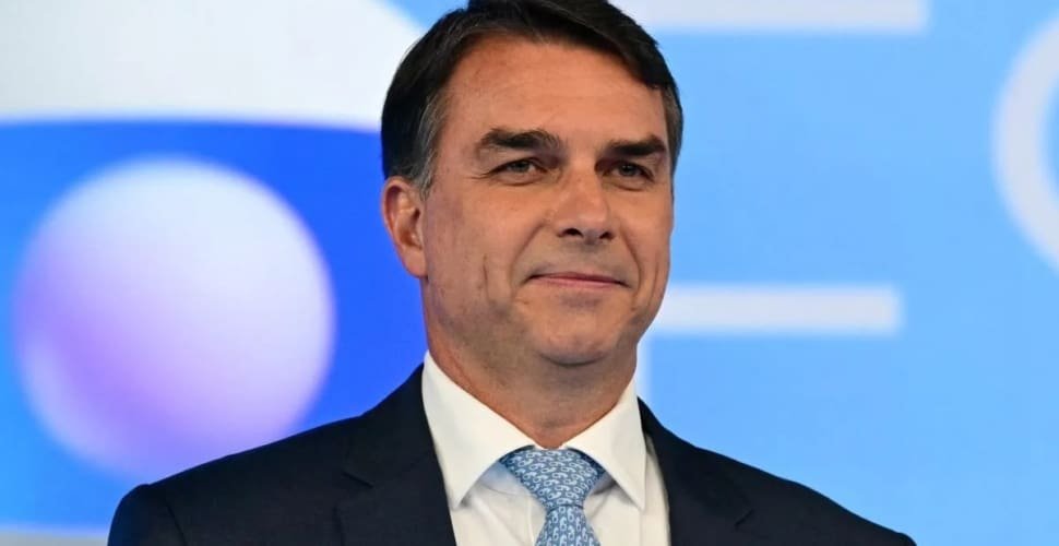 Flávio se diz 'presidente eleito', apaga post e passa a se chamar de 'líder do Brasil'