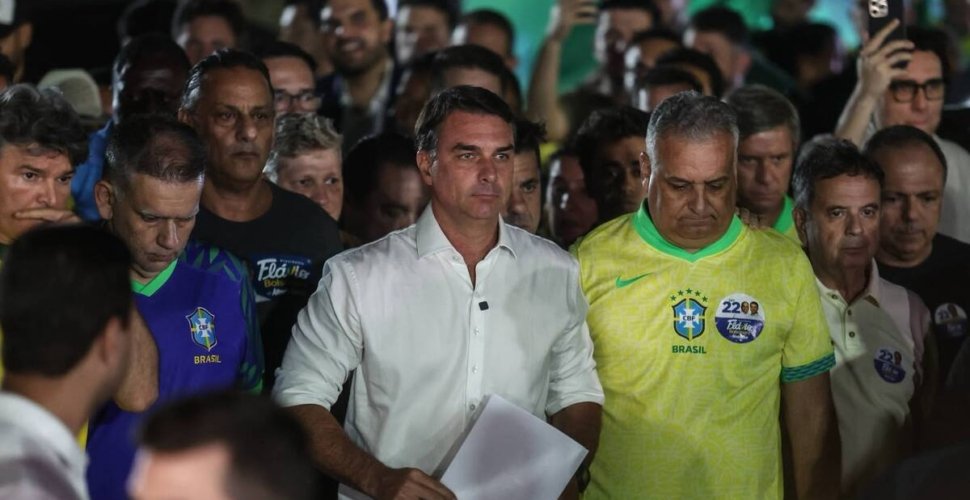Flávio teria deixado o país rumo aos EUA, diz site argentino; aliados negam