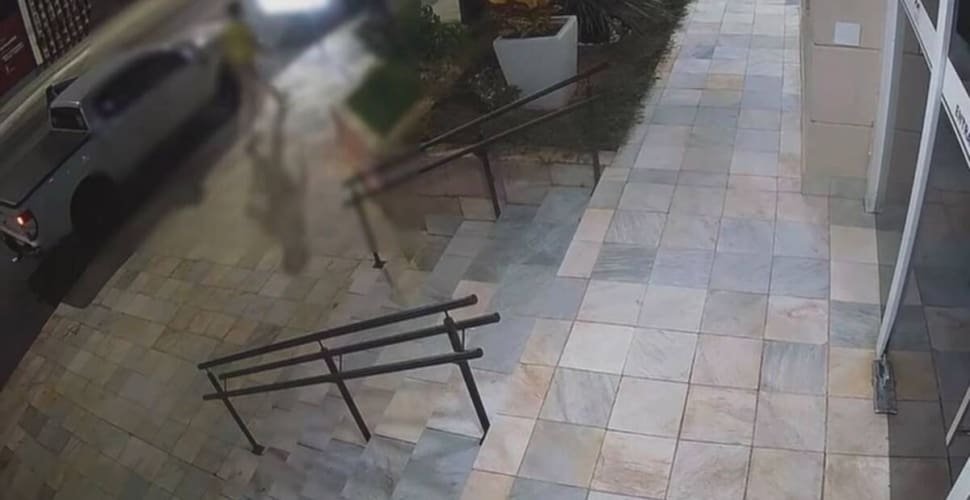 Idoso vestido de vermelho é agredido por homem em Goiânia