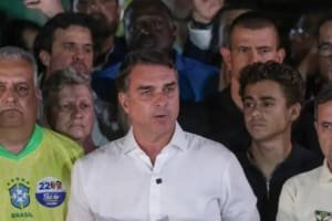 Moraes determina que Flávio Bolsonaro entregue passaporte