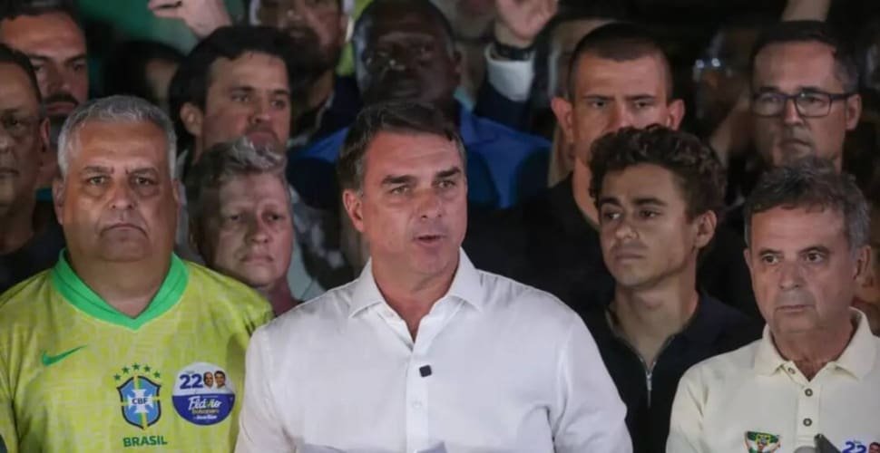Moraes determina que Flávio Bolsonaro entregue passaporte