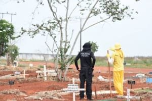 Prefeitura limpa Cemitério Jardim da Esperança com reeducandos em Aparecida