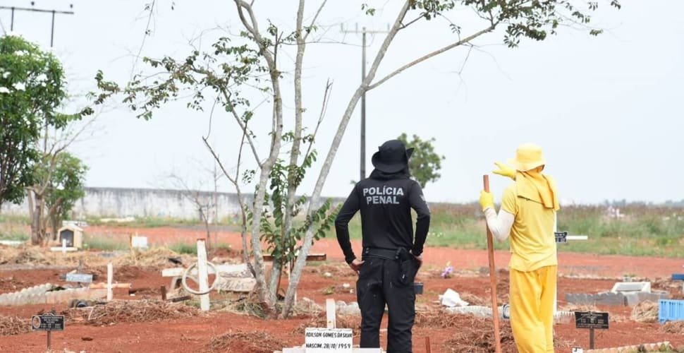 Prefeitura limpa Cemitério Jardim da Esperança com reeducandos em Aparecida